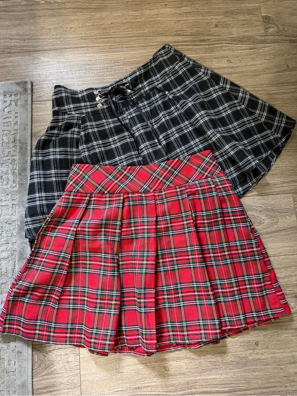 SHEIN Plaid Pleated Mini Skirts - Red & Black